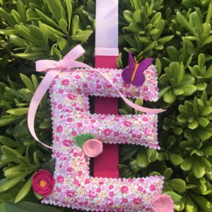 Λαμπάδα με τρισδιάστατο γράμμα μαξιλάρι - εμπριμέ με φούξια και ροζ λουλουδάκια